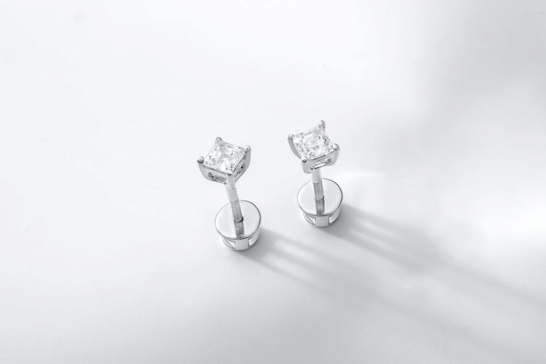 Purchasing Diamond Earrings In Hong Kong