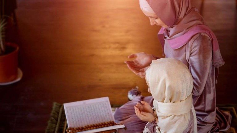 b2ap3_large_mother_daughter_reading_quran