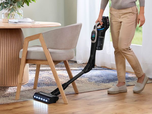 Küchentechnik trifft saubere Böden über Mikrowelles und Saugroboter